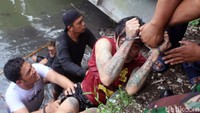 Tampak tersangka digotong ke atas dari sungai.