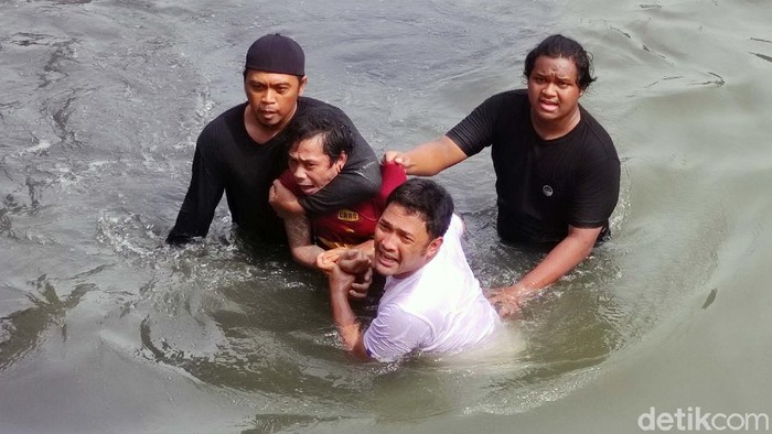 Dramatisnya Penangkapan Bandar Sabu di Sidoarjo Seorang bandar sabu ditangkap setelah bersembunyi di bawah jembatan Jalan Gajah Mada, Sidoarjo. Begini proses penangkapan bandar sabu tersebut.