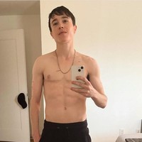 Aktor 32 tahun itu pada Mei mengunggah fotonya bertelanjang dada. Transisi dari wanita ke pria tampak ingin dibuktikannya ke publik. Foto: Dok. Instagram