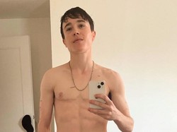 Foto Elliot Page Shirtless, Pamer Dada Rata Setelah Operasi Angkat Payudara