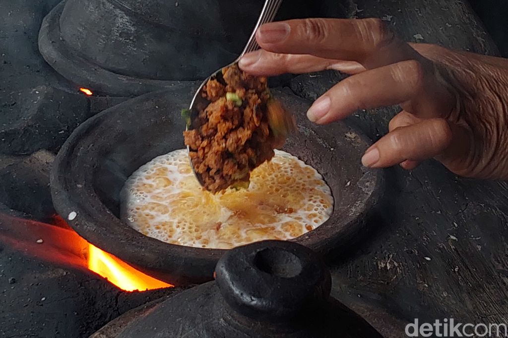 Empuk Gurih Serabi Oncom Buatan Ibu Anah yang Dimasak di Tungku