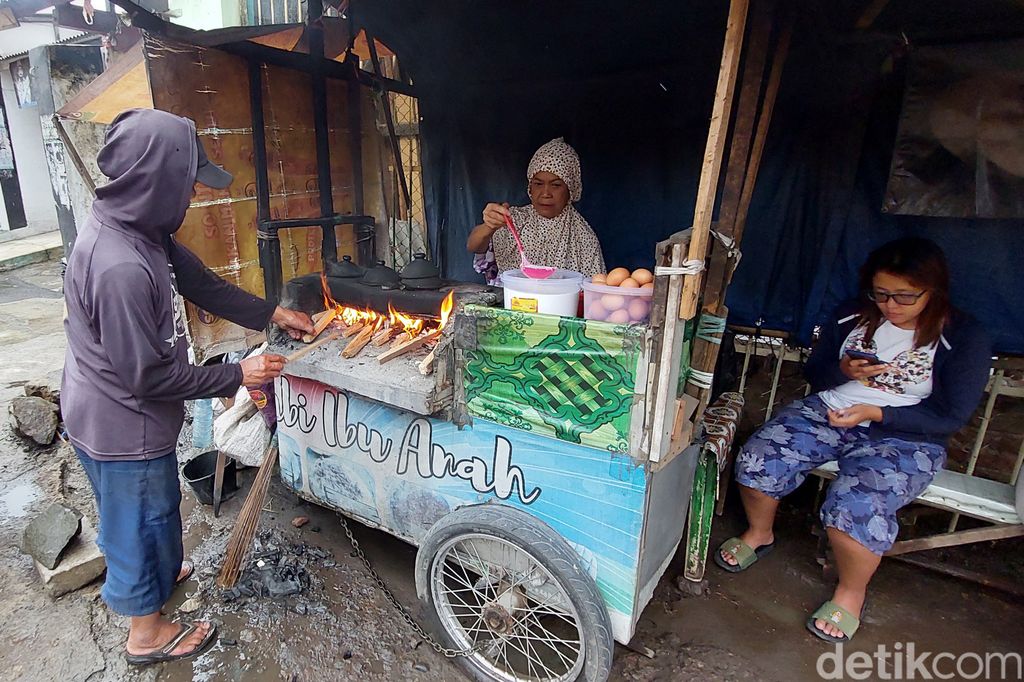 Empuk Gurih Serabi Oncom Buatan Ibu Anah yang Dimasak di Tungku