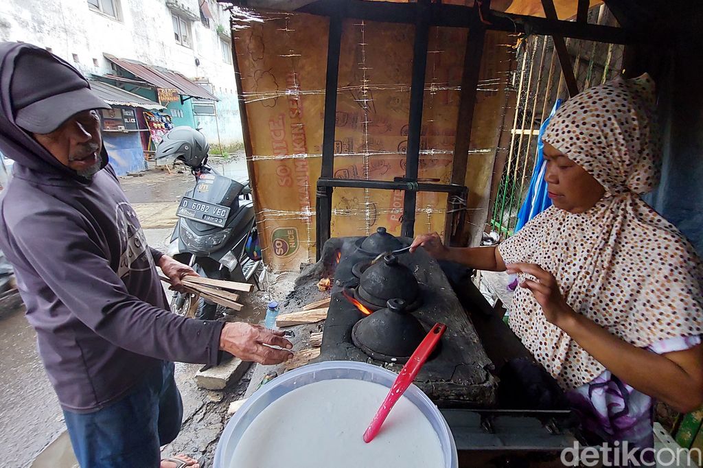 Empuk Gurih Serabi Oncom Buatan Ibu Anah yang Dimasak di Tungku