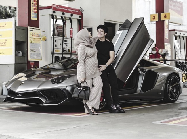 Berpose dengan busana monokrom, Aurel Hermansyah membagikan foto ketika bersama sang suami dan mobil mewah idaman. Family Time. Me, You and Baby A 🖤Kasi pantun yg so sweat dong guys… tulis Aurel di akun @aurelie.hermansyah. Foto: Dok. Instagram @aurelie.hermansyah.