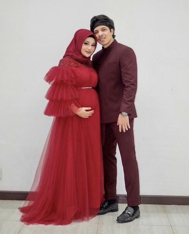 Tampil fresh, Aurel Hermansyah dan Atta Halilintar serasi dengan busana serba merah. Aurel memakai dress dengan lengan ruffle, sedangkan Atta mengenakan setelan jas merah marun. Foto: Dok. Instagram @aurelie.hermansyah.