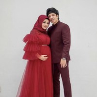 Tampil fresh, Aurel Hermansyah dan Atta Halilintar serasi dengan busana serba merah. Aurel memakai dress dengan lengan ruffle, sedangkan Atta mengenakan setelan jas merah marun. Foto: Dok. Instagram @aurelie.hermansyah.