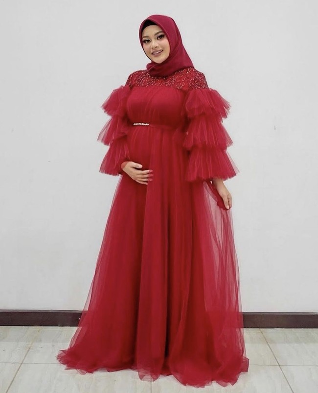 Selebriti yang mantap mengenakan hijab adalah Aurel Hermansyah. Ia memutuskan berhijab setelah menikah dengan Atta Halilintar pada 3 April 2021. Aurel kini sedang mengandung buah hati pertamanya. Dalam keseharian, dia kerap memakai hijab pashmina untuk berbagai kegiatannya.  Foto: Dok. Instagram @aurelie.hermansyah.