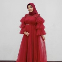 Selebriti yang mantap mengenakan hijab adalah Aurel Hermansyah. Ia memutuskan berhijab setelah menikah dengan Atta Halilintar pada 3 April 2021. Aurel kini sedang mengandung buah hati pertamanya. Dalam keseharian, dia kerap memakai hijab pashmina untuk berbagai kegiatannya.  Foto: Dok. Instagram @aurelie.hermansyah.