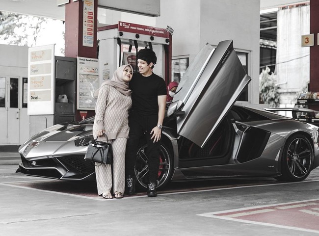 Selain ngidam naik mobil yang nyaman, Atta Halilintar menuturkan jika Aurel juga ngidam tas. Kalau ngidam tas, siap investasi, mahal banget tasnya, ujar Atta seraya tertawa. Foto: Dok. Instagram @aurelie.hermansyah.