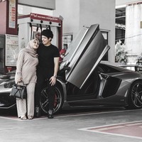 Selain ngidam naik mobil yang nyaman, Atta Halilintar menuturkan jika Aurel juga ngidam tas. Kalau ngidam tas, siap investasi, mahal banget tasnya, ujar Atta seraya tertawa. Foto: Dok. Instagram @aurelie.hermansyah.