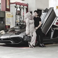 Berpose dengan busana monokrom, Aurel Hermansyah membagikan foto ketika bersama sang suami dan mobil mewah idaman. Family Time. Me, You and Baby A 🖤Kasi pantun yg so sweat dong guys… tulis Aurel di akun @aurelie.hermansyah. Foto: Dok. Instagram @aurelie.hermansyah.