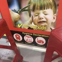 Sepertinya ada yang salah dengan kalimat di iklan yang satu ini. Kalau tulisannya we cut kids gini bikin yang mau potong rambut auto nggak jadi deh.. Foto: Reddit