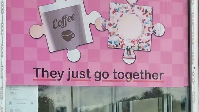 Potongan puzzlenya sepertinya nggak cocok nih. Entah apa tujuannya membuat potongan puzzle yang sama persis seperti ini. Foto: Reddit