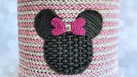 Kue ini terlihat begitu imut karena dihias dengan logo menyerupai kartun Minnie Mouse. Terbuat dari empat kombinasi warna cream yang dibuat bersusun, hiasannya terlihat seperti sulaman tangan. Foto: Brightside