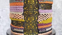 Tidak hanya bagian sisi luar, kue ini ternyata juga dihias dua lapisan. Bagian dalamnya terlihat seperti motif yang dipahat. Unik dan cantik! Siapa yang akan tega merusaknya? Foto: Brightside