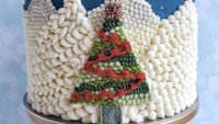Malam Natal yang syahdu! Pegunungan putih seperti tertutup es kontras dengan warna pohon Natal yang meriah. Dilengkapi banyak bintang, kue ini mencerminkan suasana Natal yang sempurna. Foto: Brightside