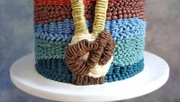 Keren! Tak hanya penggabungan warna yang ciamik, ada hiasan berbentuk tangan yang juga terlihat begitu apik. Warna merah, biru, oranye dan yang lainnya membuat kue ini terlihat bersemangat. Foto: Brightside