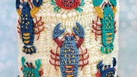 Kepiting dan lobster yang imut ini tengah berlomba-lomba memanjat kue. Warnanya yang cerah, seperti kue ini cocok untuk disajikan pada acara anak-anak. Foto: Brightside