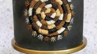 Dominasi warna hitam, putih dan cokelat, kue ini terlihat megah. Ditambah desain rajutan di bagian tengahnya, desain kue yang sederhana ini justru membuat kue ini terlihat begitu berkelas. Foto: Brightside