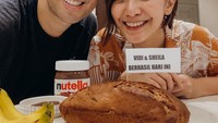 Kedua pasangan yang kerap tampil romantis ini juga seringkali menghabiskan momen kulinerannya dengan menggemaskan. Bereksperimen membuat kue bolu pisang bersama, keduanya berhasil meski baru pertama kali. Foto: Instagram/vidialdiano