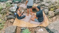 Vidi yang hobi travelling juga kerap menikmati berbagai makanan lezat dengan pemandangan yang begitu indah. Di tengah hutan yang asri dengan kolam air terjun di hadapannya, Vidi terlihat begitu menikmati perjalanannya di Bali. Foto: Instagram/vidialdiano