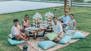 Momen Kulineran Romantis Vidi Aldiano dan Sheila Dara yang Baru Lamaran