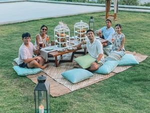 Momen Kulineran Romantis Vidi Aldiano dan Sheila Dara yang Baru Lamaran