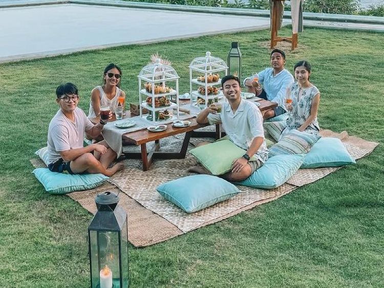 Momen Kulineran Romantis Vidi Aldiano dan Sheila Dara yang Baru Lamaran