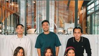 Menikmati waktu luang bersama dengan teman-teman dan pasangan yang lain juga menjadi gaya pacaran mereka. Triple date atau makan bersama dua pasangan kekasih lainnya, keduanya tampak begitu serasi. Foto: Instagram/vidialdiano