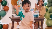 Sheila juga kerap diajak Vidi untuk ikut bergabung pada acara-acara bersama temannya. Merayakan ulang tahun anak dari temannya, Sheila dan Vidi terlihat seperti keluarga yang harmonis. Foto: Instagram/vidialdiano