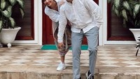 Penyanyi muda dan berbakat, Vidi Aldiano melambung namanya setelah mengeluarkan lagu berjudul Nuansa Bening. Hingga kini, namanya bahkan tak hanya dikenal sebagai penyanyi tetapi juga sebagai presenter dan host. Foto: Instagram/vidialdiano