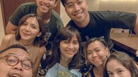 Berada dalam satu lingkungan pertemanan yang sama, membuat Vidi dan Sheila semakin lengket. Memberikan pesta ulang tahun kejutan untuk sahabat, keduanya terlihat kompak menunjukkan senyuman bahagia. Foto: Instagram/vidialdiano