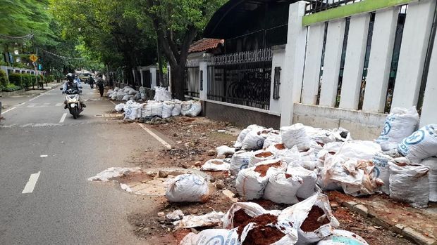 Galian drainase vertikal di Jl Wijaya Kusuma, Pondok Labu, Jakarta Selatan.