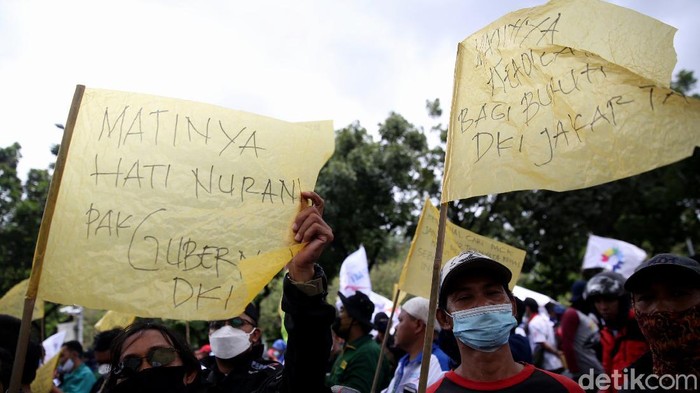 Geruduk Balai Kota Jakarta, Ribuan Buruh Tuntut Upah Naik Ribuan buruh gelar aksi unjuk rasa di depan Gedung Balai Kota Jakarta. Mereka menuntut Gubernur DKI Jakarta Anies Baswedan menaikkan UMP DKI 5% di 2022.