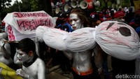 Serta ada pula demonstran yang membawa benda berbentuk menyerupai pocong saat ikut serta dalam aksi tersebut.