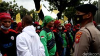 Seperti diketahui, Pemprov DKI Jakarta menetapkan besaran upah minimum tahun 2022 sebesar Rp 4.453.935,536. Buruh keberatan dengan kenaikan UMP yang hanya 1,09% itu. UMP pada tahun 2021 sebesar Rp 4.416.186,548. Hal ini berarti UMP 2022 mengalami kenaikan Rp 37.749.