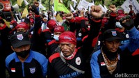 Pemprov DKI menyebut kenaikan UMP tersebut berdasarkan aturan. Meski begitu, buruh keberatan dan mengancam akan mogok dan menggelar demo. Gubernur DKI Jakarta Anies Baswedan mengatakan besaran UMP ini berdasarkan ketentuan Undang-undang Nomor 11 Tahun 2020 tentang Cipta Kerja. Serta formula yang ada dalam Pasal 26 dan Pasal 27 Peraturan Pemerintah Nomor 36 Tahun 2021 tentang Pengupahan yang berlaku bagi pekerja/buruh dengan masa kerja kurang dari 1 tahun.
