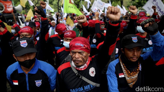 Sejumlah buruh berunjuk rasa di depan Gedung Balai Kota Jakarta. Mereka tuntut kenaikan UMP/UMSP 2022 sebesar 10 persen.