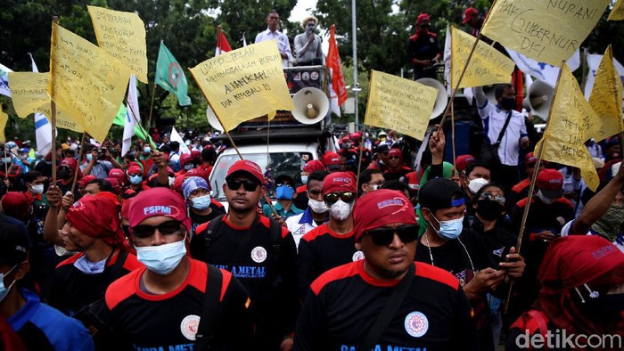 Geruduk Balai Kota Jakarta, Ribuan Buruh Tuntut Upah Naik Ribuan buruh gelar aksi unjuk rasa di depan Gedung Balai Kota Jakarta. Mereka menuntut Gubernur DKI Jakarta Anies Baswedan menaikkan UMP DKI 5% di 2022.