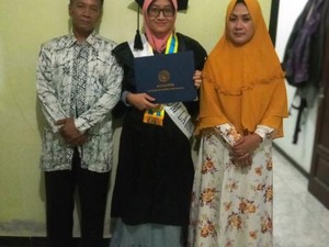 Guru SD di Bantul Ini Lulus S2 dengan IPK 4, Apa Rahasianya?