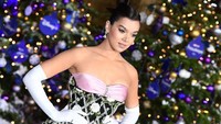 Diajak bertemu dengan petinggi Marvel, Hailee Steinfeld mengatakan dirinya seperti masuk ke dunia film betulan karena Marvel yang serba rahasia. Bahkan tempat parkir dan lift-nya pun rahasia! (Foto: Tim P. Whitby/Getty Images for D/Tim P. Whitby) 