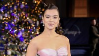 Hailee Steinfeld mulai dilirik di industri film usai main dalam film True Grit. Sejak itu dirinya tampil di berbagai film lain seperti Begin Again (2013), Pitch Perfect (2015-2017), hingga Bumblebee (2018). (Foto: Tim P. Whitby/Getty Images for D/Tim P. Whitby) 
