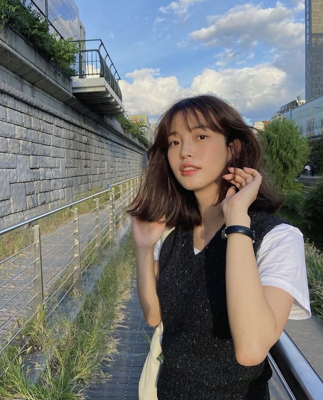 Meskipun tampil dengan rambut panjang dalam drama Korea One Ordinary Day, Hwang Se On aslinya punya potongan bob. Foto: dok. Instagram seonihwang