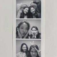 Aktris berumur 27 tahun ini bersahabat dengan pemain drama Korea Squid Game, Jung Ho Yeon. Keduanya pernah menjalani pemotretan bersama CeCi Korea di Bali. Foto: dok. Instagram seonihwang