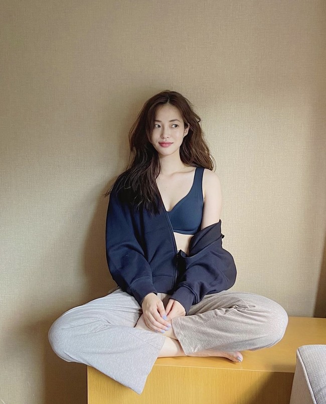 Sempat hiatus selama tiga tahun, Hwang Se On kembali lewat drama Korea Romance is a Bonus Book pada 2019. Ia dikisahkan sebagai mantan kekasih Lee Jong Suk. Foto: dok. Instagram seonihwang