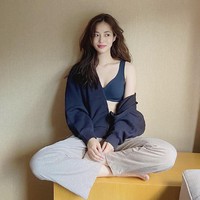 Sempat hiatus selama tiga tahun, Hwang Se On kembali lewat drama Korea Romance is a Bonus Book pada 2019. Ia dikisahkan sebagai mantan kekasih Lee Jong Suk. Foto: dok. Instagram seonihwang