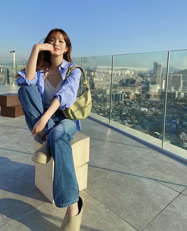 Saat ini, Hwang Se On berada di bawah naungan KeyEast Entertainment. Ia memulai debut aktingnya sebagai pemeran pendukung drama Korea Madame Antoine: The Love Theraphist pada 2016. Foto: dok. Instagram seonihwang