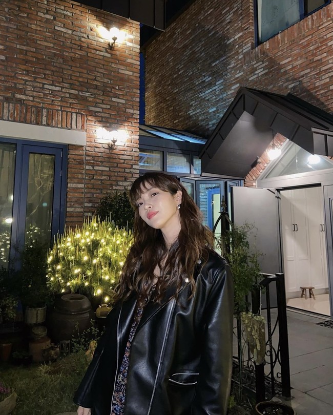 Hwang Se On mencuri atensi penonton drama Korea One Ordinary Day. Aktris rookie itu berperan sebagai Hong Guk Hwa, wanita yang beradegan intim dengan Kim Soo Hyun di malam pertemuan mereka. Foto: dok. Instagram seonihwang