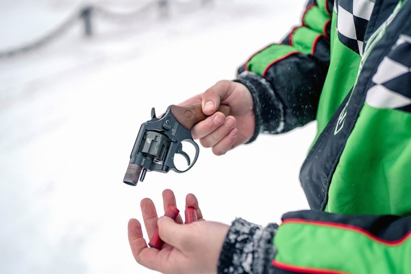 Traveler yang ke sana tidak disarankan pergi seorang diri dan harus menaiki kendaraan. Jika terpaksa menakuti beruang, diperbolehkan menembakkan senjata apapun ke udara dan bila tak memiliki izin maka bekali diri dengan bear bangers. Traveler yang ke sana tidak disarankan pergi seorang diri dan harus menaiki kendaraan. Jika terpaksa menakuti beruang, diperbolehkan menembakkan senjata apapun ke udara dan bila tak memiliki izin maka bekali diri dengan bear bangers.