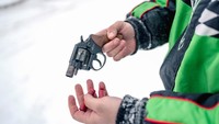 Traveler yang ke sana tidak disarankan pergi seorang diri dan harus menaiki kendaraan. Jika terpaksa menakuti beruang, diperbolehkan menembakkan senjata apapun ke udara dan bila tak memiliki izin maka bekali diri dengan bear bangers.